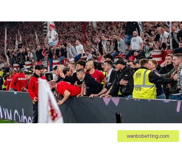 斯图加特球迷愤怒扔折叠椅场上冲突引发争议